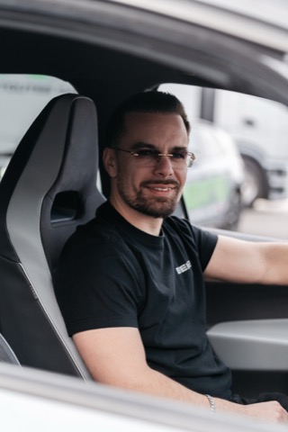 Ylli Bajrami, moniteur auto